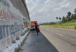  கட்சி வாசகம், சின்னங்கள் அழிப்பு