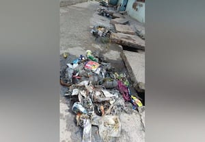  கழிவு நீர் வாய்க்காலில் பிளாஸ்டிக் கழிவு
