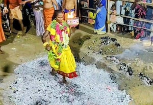  மானாமதுரை கோயிலில் பூக்குழி இறங்கும் விழா