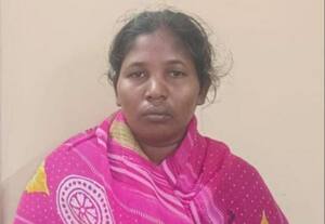  குழவிக்கல்லை தலையில் போட்டு கணவனை கொன்ற மனைவி கைது