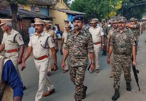  கூடலுாரில் போலீசார் கொடி அணிவகுப்பு
