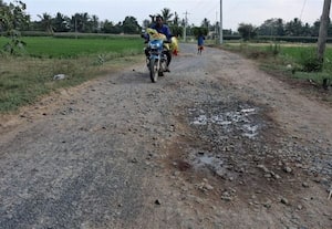  காரனுாரில் தார் சாலை பழுது