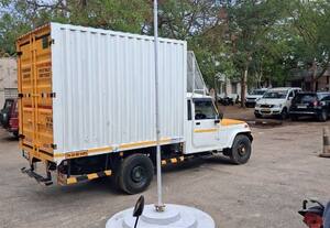  டீ சர்ட் வாகனத்தை பறிமுதல் செய்த அதிகாரி ஏற்க மறுத்த தேர்தல் அதிகாரியால் பரபரப்பு