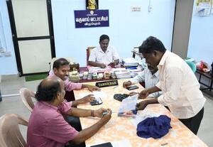  முட்டை வியாபாரியிடம் ரூ.5 லட்சம் பறிமுதல்