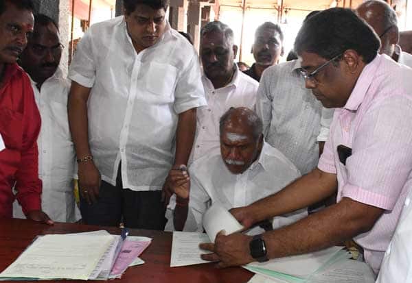  சூடுபிடிக்கும் புதுச்சேரி சட்டசபை தேர்தல்; இரு தொகுதிகளில் முதல்வர் வேட்புமனு தாக்கல்