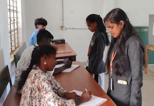  தேர்தலில் எப்படி ஓட்டு போடணும்! கல்லுாரியில் மாதிரி ஓட்டுப்பதிவு