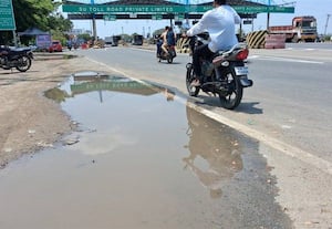  கள்ளக்குறிச்சி பகுதியில் பலத்த மழை சரிந்து விழுந்த பயணிகள் நிழற்குடை