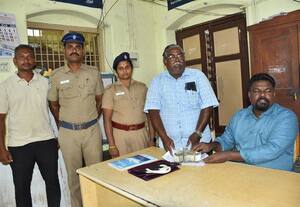  ஓட்டல் மேலாளரிடம் 2.84 லட்சம் பறிமுதல் அதிகாரிகளிடம் உரிமையாளர் வாக்குவாதம்