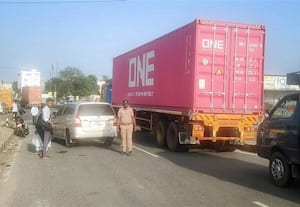  பறக்கும் படையினர் சோதனை நெரிசலால் வாகன ஓட்டிகள் அவதி