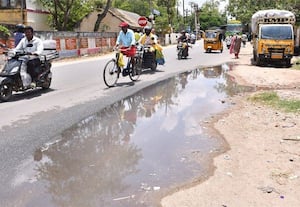  குடிநீர் வீண்: மக்கள் தவிப்பு