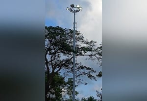  ராமேஸ்வரத்தில் பகலில் ஒளிரும் மின் விளக்கு அதிகாரிகள் பாராமுகம்