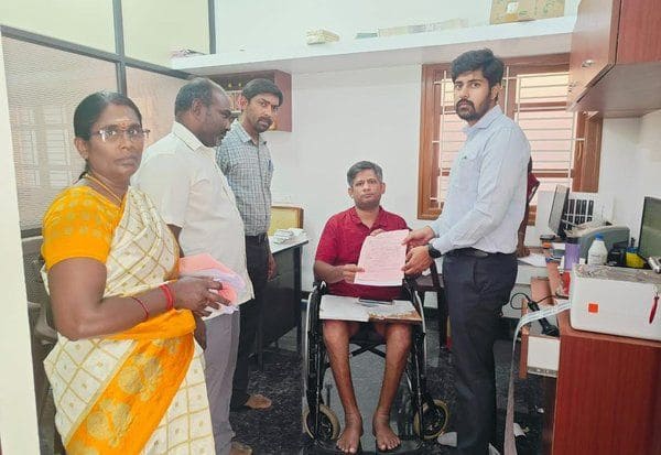  தேர்தல் 12டி மூத்த வாக்காளர்  தபால் ஓட்டளிக்க வீடு தேடி 12டி படிவம் வினியோகம்