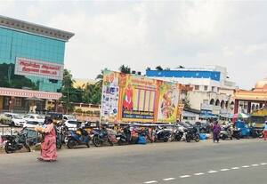  இருசக்கர வாகனம் நிறுத்துமிடமாக மாறிய மேல்மருவத்துார் பேருந்து நிறுத்தம்
