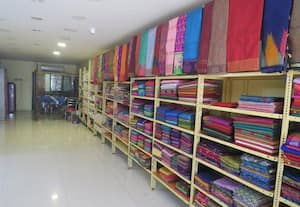    தேர்தல் கெடுபிடியால் பட்டு சேலை விற்பனை...படுமந்தம்!  கோடிக்கணக்கான ரூபாய் வியாபாரம் பாதிப்பு