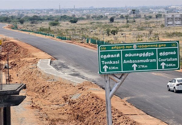 போர்டு வச்சீங்களே ஆபீசர்ஸ்... ஒழுங்கா ரோடு போட்டீங்களா?
