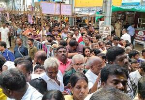  திருநள்ளாறு சனிபகவான் கோவிலில் ஆயிரக்கணக்கான பக்தர்கள் தரிசனம்