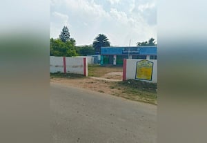  கொளத்தாஞ்சேரி அரசு பள்ளியில் இரும்பு கேட் அமைக்க கோரிக்கை