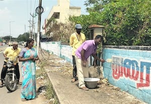  மதுராந்தகம் தொகுதி அச்சிறுபாக்கம் பகுதியில் சுவர் விளம்பரங்கள் அழிக்கும் பணி தீவிரம்