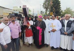  தவக்கால பரிகார பவனி கோலாகலம்: திரளான கிறிஸ்தவர்கள் பிரார்த்தனை