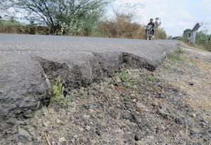  மண் அரிப்பால் சாலையோர பள்ளம்: விபத்தில் சிக்கும் வாகன ஓட்டிகள்