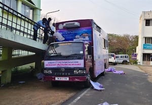  தேர்தலுக்கு தயாராகும் விழிப்புணர்வு வாகனம்
