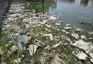  பிளாஸ்டிக் கழிவுகளால் சீரழியும் ஒ.பி.குளம்