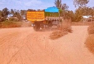  பாண்டியூர், மஞ்சக்கொல்லை வைகை பாலம் ரோடு சேதம்:   புழுதியால் மக்கள் பாதிப்பு