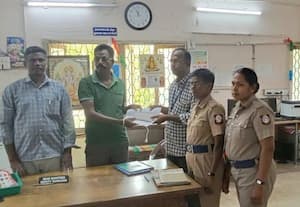  பறக்கும் படை சோதனையில் அமெரிக்க டாலர்கள் பறிமுதல் 