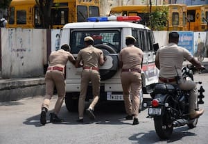  மக்கர் செய்த எஸ்கார்ட் ஜீப்: தள்ளி ஸ்டார்ட் செய்த போலீசார் 