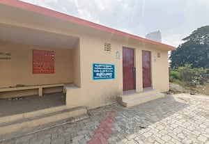 பேருந்து நிறுத்த கழிப்பறைகளை திறக்க பயணியர் கோரிக்கை