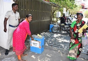  குறைதீர்க்கும் முகாம் ஒத்திவைப்பு: பெட்டியில் மனுக்கள் சமர்பிப்பு 