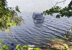  காரை குளத்தில் இறக்கி தப்பிய வாலிபருக்கு வலை