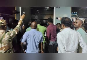  தங்க நகைகள் ஏற்றி வந்த வேன் பறக்கும் படை சோதனையால் பரபரப்பு