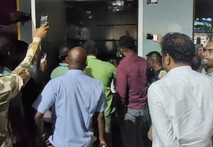  புதுச்சேரிக்கு தங்க நகைகள் ஏற்றி வந்த வேனை பறக்கும் படை சோதனை செய்ததால் பரபரப்பு