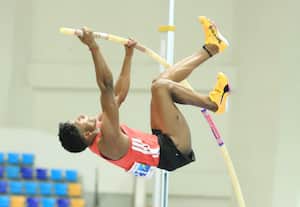 தமிழக வீரர் தேசிய சாதனை * போல் வால்ட் போட்டியில்