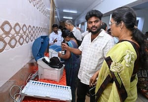    பூத் ஸ்லிப்பை காட்டி ஓட்டு போட அனுமதி இல்லை! ... தேர்தல் அலுவலர்களுக்கு அறிவுறுத்தல்