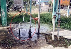  மேல்நிலை நீர்த்தேக்க தொட்டி பழுதானதால் வீணாகும் குடிநீர்