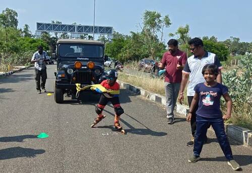  1,360 கிலோ எடையுள்ள ஜீப்பை இழுத்து 6 வயது சிறுவன் அசத்தல்
