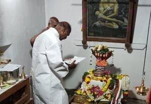  வேட்பாளர் பட்டியலுடன் கோவிலில் வழிபட்ட முதல்வர்