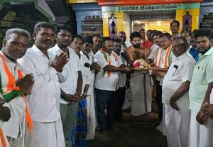  சோனியா நலம் பெற வேண்டி கோவிலில் சிறப்பு பிரார்த்தனை