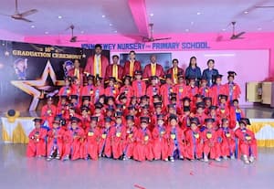  பள்ளியில் பட்டமளிப்பு விழா  