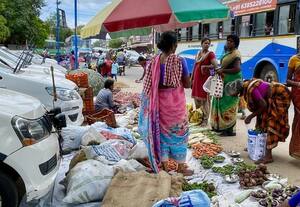 திருப்புவனம் மெயின்ரோட்டில் சந்தையால் நெரிசல்: வாகன ஓட்டிகள், பொதுமக்கள் தவிப்பு