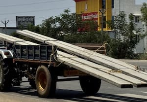 திருப்புவனத்தில் விதிகளை மீறி டிராக்டரில் செல்லும் மின்கம்பங்கள்:விபத்து அச்சத்தில் வாகன ஓட்டிகள்