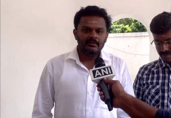 பிரசாரத்துக்கு இடையூறு செய்யும் நோக்கத்துடன் மிரட்டும் போலீசார்: அதிமுக குற்றச்சாட்டு