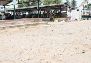  சந்தையில் சிதிலமடைந்த தரைத்தளம்:  நுகர்வோர் பாதிப்பு