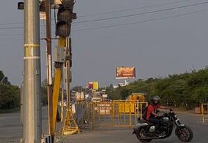  சாய்ந்துள்ள சிக்னல் கம்பத்தால் காரணித்தாங்கலில் விபத்து அபாயம்