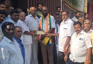  6 வில்லியனுார் வெள்ளாளர் வீதியில் என்.ஆர்.காங்.,  ரவிக்குமார் ஓட்டு சேகரிப்பு