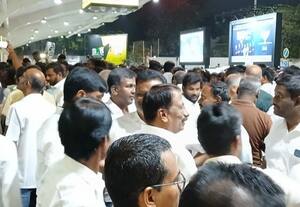  தி.மு.க., த.வெ.க.,தொண்டர்கள் விமான நிலையத்தில் திரண்டனர்