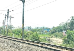   அச்சிறுபாக்கம் ரயில்வே மேம்பாலப்பணிகள்... மந்தம்: ரயில்வே துறையை குறை சொல்லும் நெ.சா., துறை