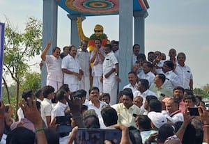  எம்.ஜி.ஆர்., சிலைக்கு மாலை அணிவிப்பு